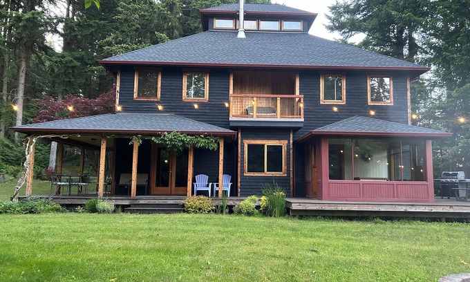 Poulsbo House | Private house in a sunny forest: The Fox Glove House
