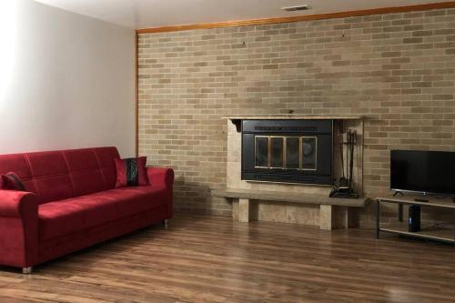 Hopelawn Apartment | Private house with 4 bedrooms and 2 bathrooms and direct NYC Manhattan train only 10 minute walk away