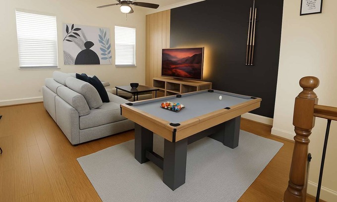 Woodlake - Briar Meadow House | Private Jacuzzi Galleria Retreat & Pool Table Sleeps 8