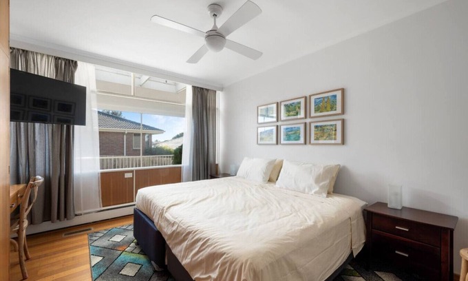 Highett Apartment | Private king guest room w/free parking