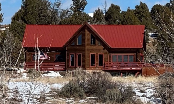 Hesperus House | Private Log Cabin; Pond, Hot tub, Star Gazing, Shuffle Board, Sauna