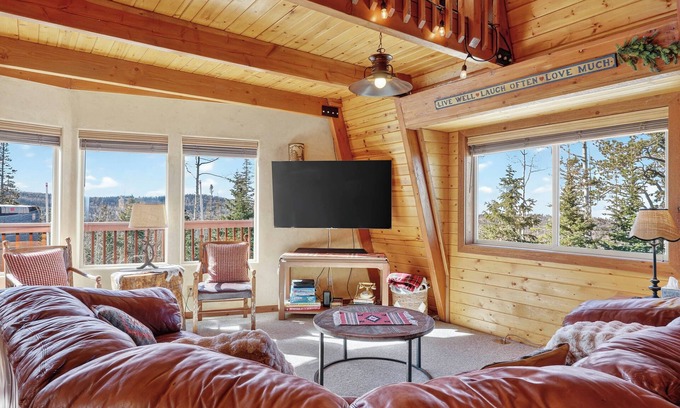 Steam Engine Meadows Cabin | Private Mountain View Cabin, Hot Tub, 2BR + Loft, Minutes to Slopes