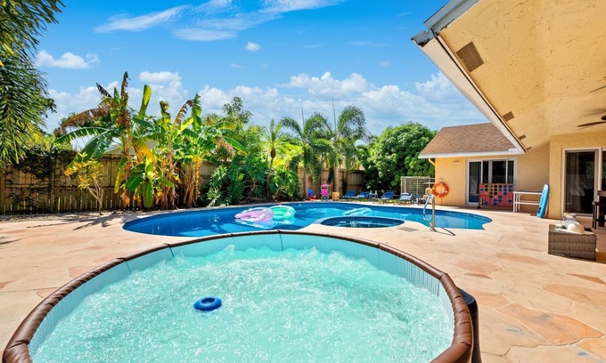 Tropic Palms House | Private Pool Home with Hot Tub, Arcade, Massage Chair and Free Wi-Fi