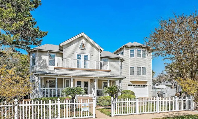 Crystal Beach House | Private Pool-Hot Tub - Free Golf Cart - Block to Beach - GameRoom - Rooftop Deck