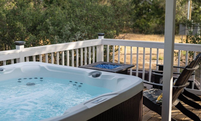 Fredericksburg Cabin | Private Ranch Cabin with Hot-Tub + Close to Townn