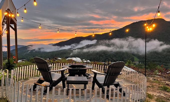 Frank House | Private Romantic Loft with a VIEW! Heartbeat Area for Hiking & Waterfalls!