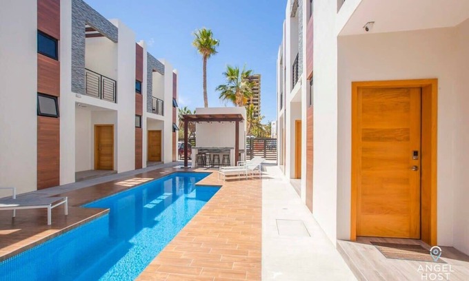 La Paz House | Private Rooftop, Swimming Pool Onsite & Near Beach