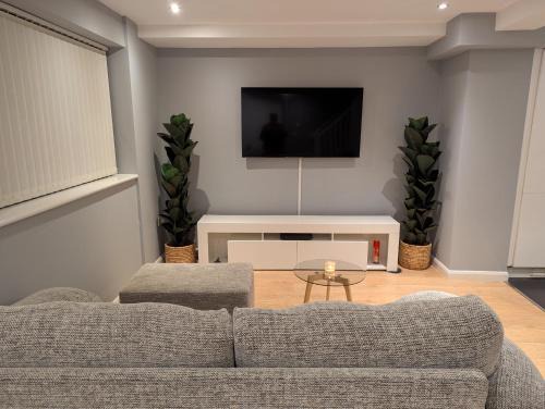 Mapperley House | Private Room, Own Bathroom, Bus Stop and Shops Nearby