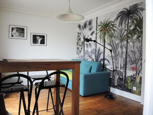 Quartier de la Goutte-d'Or House | Private Room with Bathroom in Sunny Flat