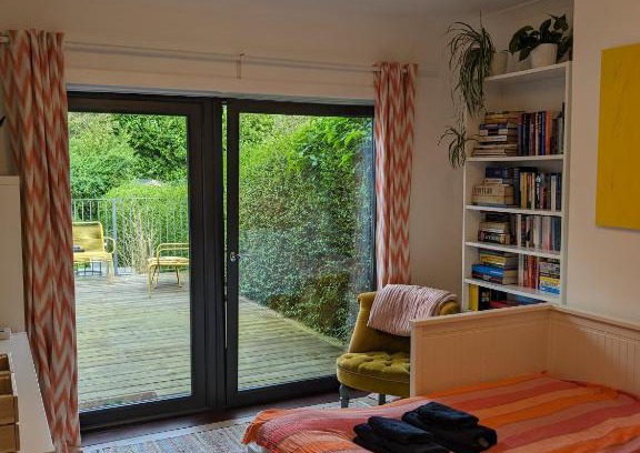 Longcroft House | Private room with terrace and free parking