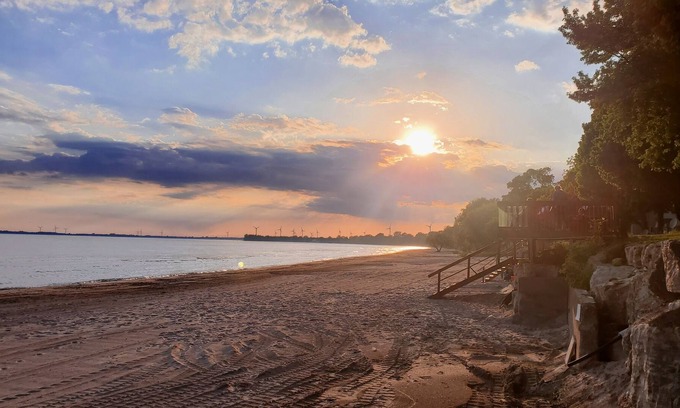 Wainfleet Cottage | Private sand beach. Lakeview. Spacious LongBeachCottages.com – Cottage #10