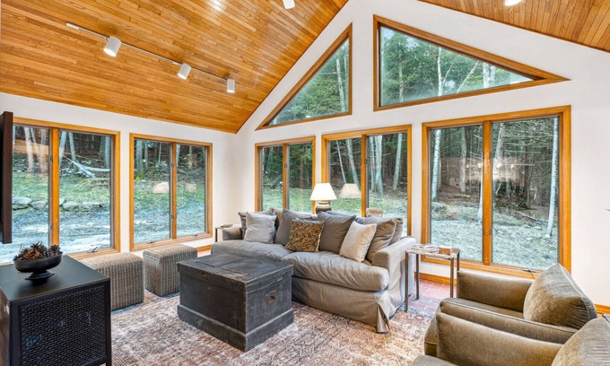 Quechee House | Private! Sauna, 3BR/2Ba, Pet-Friendly - Twin Peaks