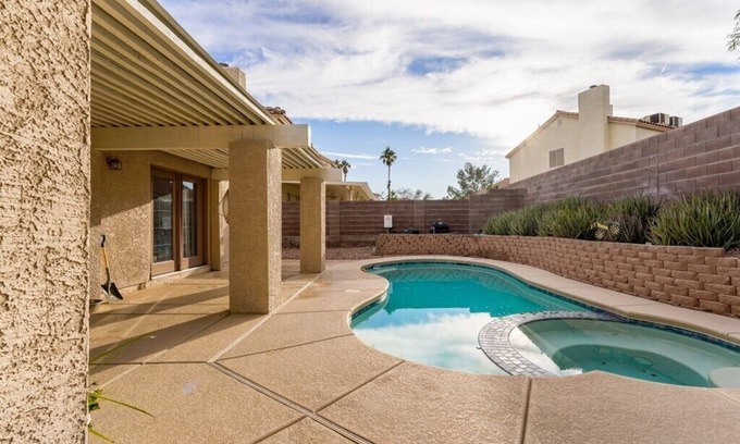 Whitney Ranch House | private space in a home with shared pool/spa & laundry room , minutes to LAS