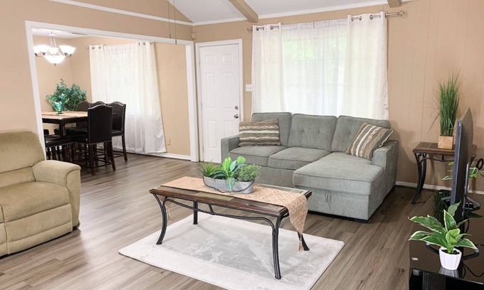 Houston House | Private Spacious 3 Bedroom/12miles IAH