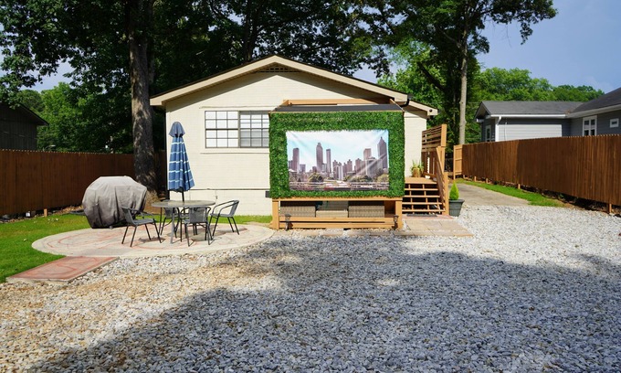 Jefferson Park House | Private, Spacious, and Relaxing Compound