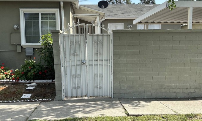 North Hollywood Apartment | Private Studio GuestHouse With Everything!