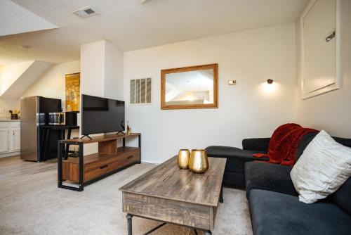 Lee's Summit House | Private Suite Near It All - Prime Location