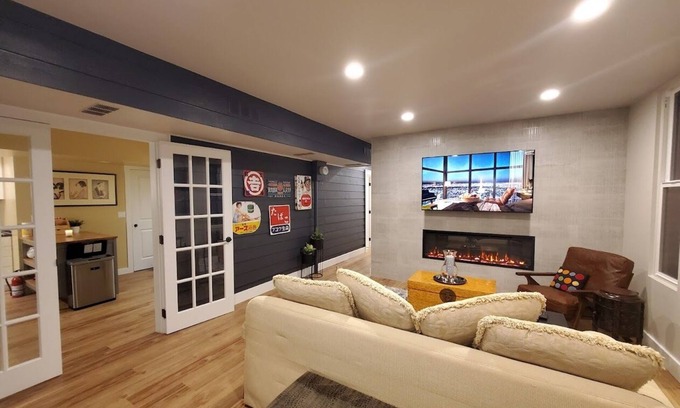 North Rose Hill House | Private suite with a sauna, located area with convenient access to the highway