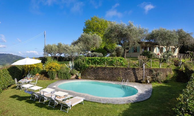 Pedona Villa | Private Villa with WIFI, private pool, TV, patio, pets allowed, panoramic view, close to Viareggio