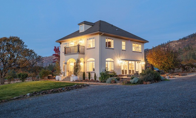 Jacksonville House | Private vineyard sanctuary for 6. Savor coffee at sunrise in the backyard oasis, soak in the hot tub under starry skies, and enjoy this elegant spacious retreat with mountain views, minutes from Historic Jacksonville and Applegate’s wine country.