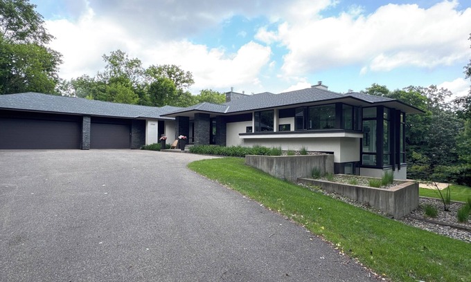 Deephaven House | Private Volleyball Retreat in Deephaven