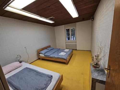 Old Town Hotel | Privatzimmer -Venus- mit gemeinsamer Küche und Bad in der Altstadt Chur
