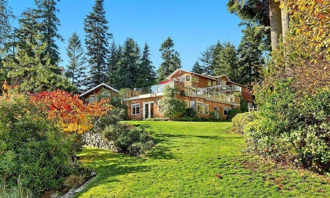 Rollingbay House | Puget Sound View Estate with sprawling yard and beach access
