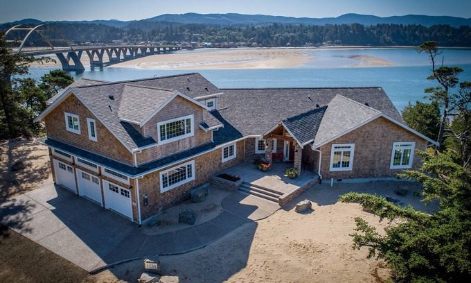 Bayshore House | PUMA POINT.Overlooks the Alsea Bay.Has perfect ocean sunset views! Sleeps 3.