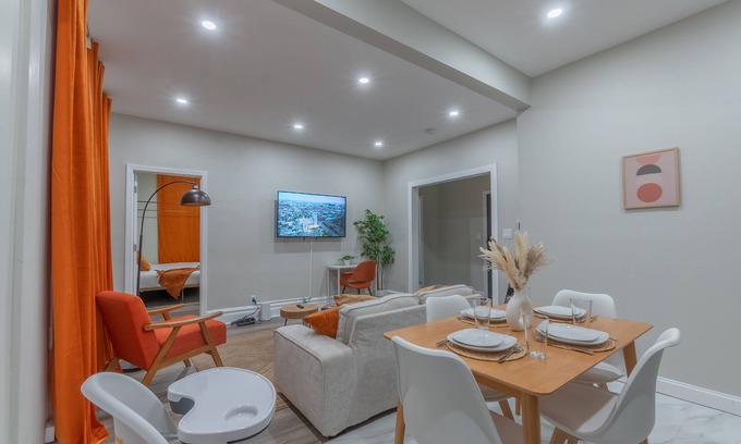 Upper Roseville Apartment | Pumpkin Premise by Airport. 5 beds+Sleeps 8! ✨Book 7 days, Get 20% OFF!✨