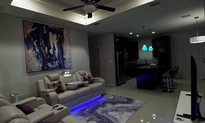 McAllen Apartment | Purple King Size 3-bedroom apartment in wonderful McAllen with WiFi, AC