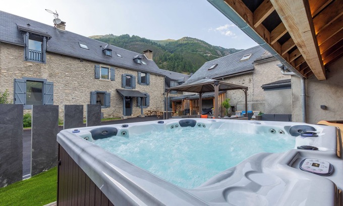 Vignec Ski Chalet | Pyrénées Chalet: Jacuzzi & Mountain