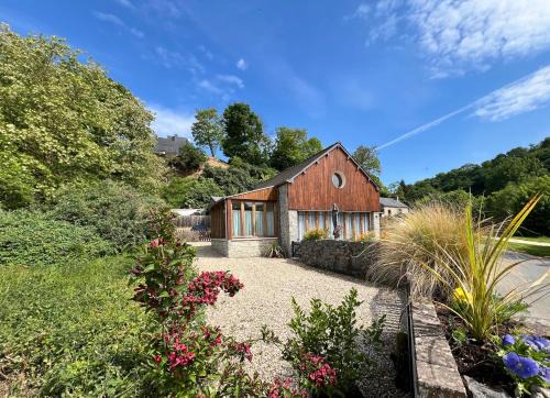 Lehon House | Quai du Val is a Charming Pet and Family Friendly Riverside Gite in Lehon close to Dinan Sleeps 7