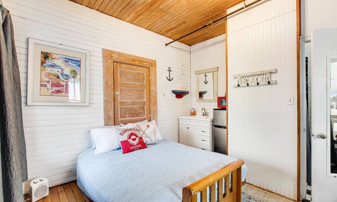 Tybee Island Hotel | Quaint 2nd-floor studio 1 block from the beach with fast WiFi, deck, cable, & AC