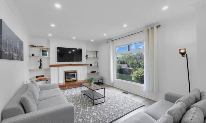 Erin Mills Apartment | Quaint 3BR - 5 min to UTM/Erindale Park + Parking