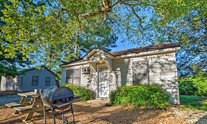 Springville Cabin | Quaint Cabin on Kentucky Lake w/ Resort Perks