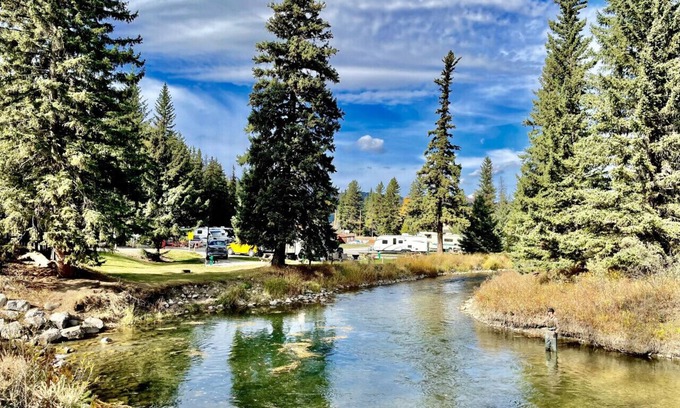 Blairmore Cabin | Quaint Riverside Cabin #2