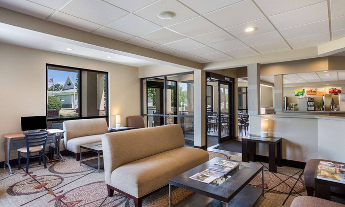 Colonie Hotel | Quality Inn Central