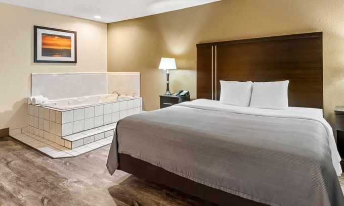 Granbury Hotel | Quality Inn & Suites - Granbury