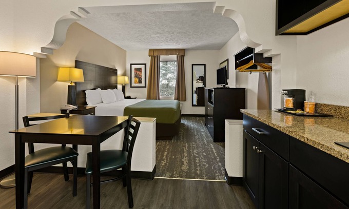 Traverse City Hotel | Quality Inn Traverse City
