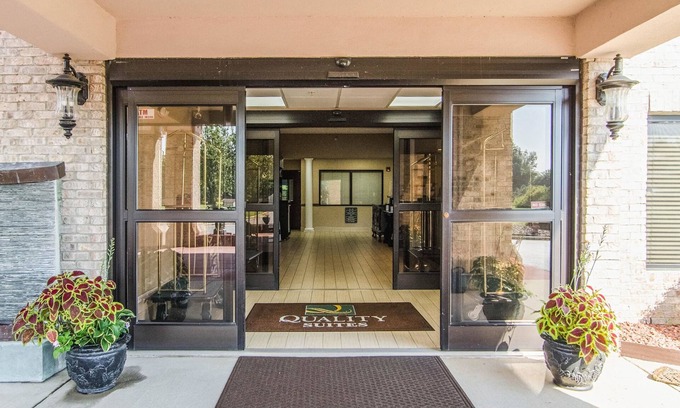 Graham Hotel | Quality Suites Graham - Burlington South
