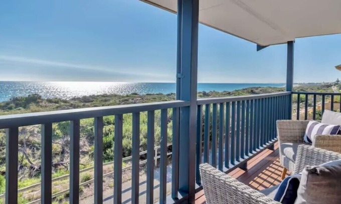 Silver Sands Apartment | Quamby on the Beach - Oceanfront, 4bed Townhouse