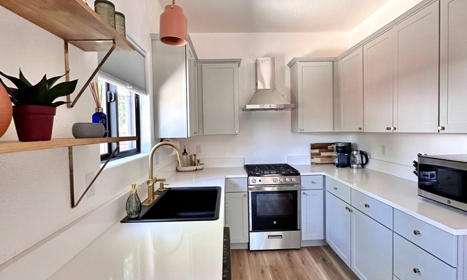 Redmond House | Quant Tiny Home in Downtown Redmond, Hot Tub, Private Fenced Yard, Dog Ok