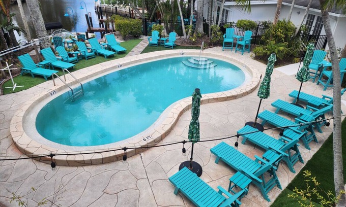 East Naples Villa | Queen 2nd Floor One Bedroom at Bayshore Inn & Docks