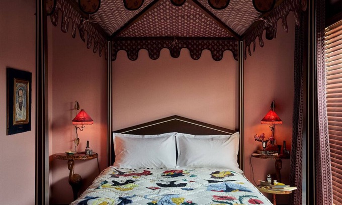 Mount Vernon House | Queen Comfort at Ulysses Hotel: Charming Decor & Steps from Cultural Gems