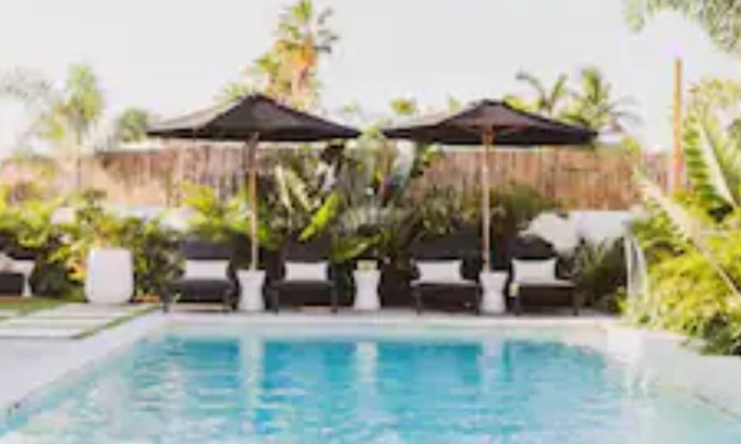 Seven Mile Beach Cottage | Queen Luxury Cottage, 1bd/1ba steps to Pool+7 Mile Beach
