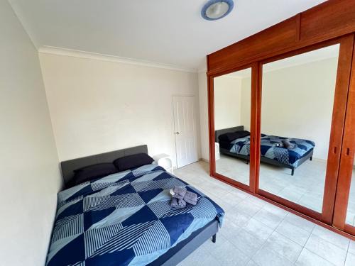 Hurlstone Park House | Queen Room in Hurlstone Park - CS1