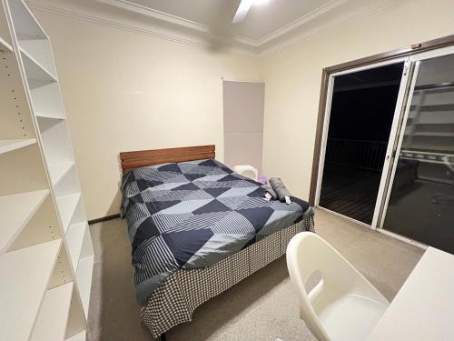 Rydalmere House | Queen Room in Rydalmere - R4