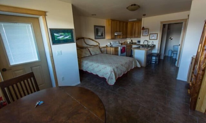 Seward Apartment | Queen Suite with a kitchen and private bath