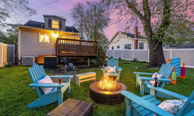 North Beach Cottage | Quick walk to the beach! Fire pit, Corn hole, Games & More!