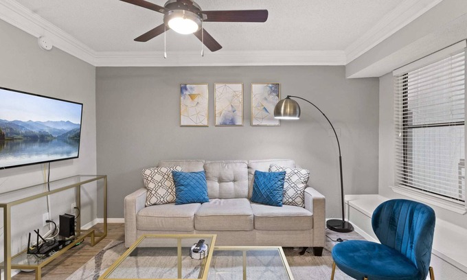 Brentwood Apartment | Quiet 1BR suite w/fast WiFi + king bed + pool